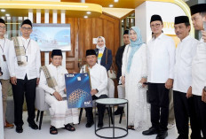 Support Manasik Haji Nasional Serentak di Seluruh Indonesia, BSI Serahkan Kartu BSI Debit Mabrur kepada Calon 