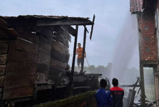 Api Hanguskan Rumah Kayu di Muara Punjung Muba : Kerugian Capai Rp 100 Juta !