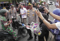Polres Lubuklinggau dan Jurnalis Gelar Aksi Simpatik, Bagikan Bunga dan Pesan Keselamatan