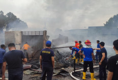 6 Kios depan Stasiun KA Terbakar, Antisipasi Menjalar ke Asset Negara Polres Lubuklinggau Turunkan Watercanon