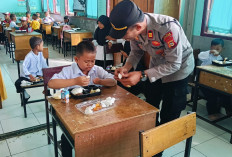 Dukung Program MBG : Polres Musi Rawas Bagi Makan Sehat ke SDN 1 Desa Air Satan 