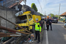 Sopir Ngantuk, Truk Tabrak Pagar-Tiang Listrik