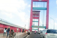 Wisatawan Kunjungi Jembatan Ampera Palembang 
