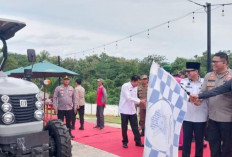 Bupati OKU Serahkan Bantuan Mesin Pertanian untuk Dukung Ketahanan Pangan