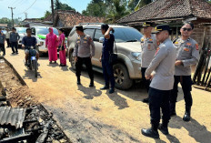Sambangi Korban Kebakaran, Polsek Keluang Bawa Bantuan
