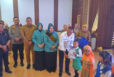 Wujudkan Janji Kampanye, H Arlan dan Franky Nasril Realisasikan Program Seragam Sekolah Gratis untuk Siswa SD 