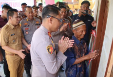 ‎Kapolres OKU Timur Serahkan Rumah Bantuan Kapolda Sumsel, Bukti Nyata Kehadiran Polri  ‎