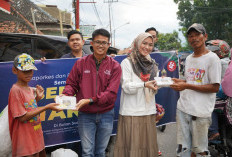 Semen Baturaja Bagikan Ratusan Takjil di 27 Masjid OKU