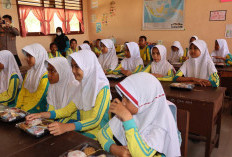 Polres Ogan Ilir Gelar Makan Siang Sehat untuk Siswa SDN 16 Indralaya Utara, Dukung Motivasi Belajar Anak