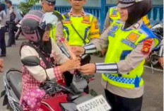 Polres OKU Bagikan Bunga Pada Ops Keselamatan Musi 2025