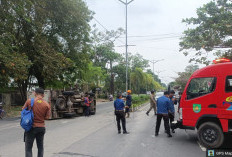 Mobil Bermuatan 800 Boks Susu UHT Terguling di Jalan Sudirman Prabumulih: Begini Kondisi Sopirnya !