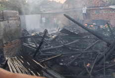 Diduga Konsleting Listrik, Rumah Panggung di Karang Raja Prabumulih Ludes Dilalap Api