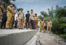 Pj Bupati Apriyadi Bikin Jalan yang Menghubungkan 3 Desa di Tungkal Jaya Mulus