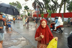 Hujan Deras Iringi Kedatangan Presiden Jokowi di Lubuklinggau : Warga Tetap Antusias !