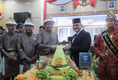 Sekda Sumsel Edward Candra Wakili Pj Gubernur Hadiri Paripurna Hari Jadi Kabupaten OKU Timur Ke-21 Tahun 2025