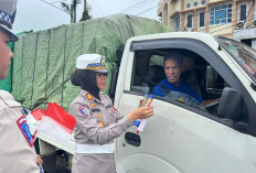 Sambut HUT RI ke-80 Satlantas Prabumulih Bagikan Bendera Biskuit dan Edukasi Pengendara