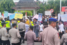 Ratusan Warga Pematang Panggang  OKI Minta Pengadilan Bebaskan Kadesnya yang Tersandung Kasus Ijazah Palsu