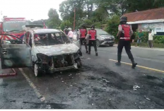 Diduga Angkut BBM, Mobil Putih Hangus Terbakar di Jalintim Palembang-Indralaya