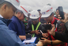 Gubernur Sumsel Tinjau Jalan Rusak di Ogan Ilir dengan Motor, Kucurkan Rp66 Miliar untuk Perbaikan