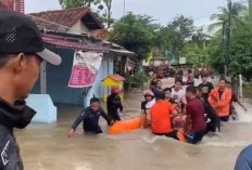 Ribuan Warga Prabumulih Terdampak Banjir, Pj Wako Pantau Langsung Gunakan Perahu Karet