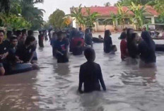 Banjir Jadi Wahana Rekreasi Dadakan