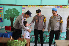 Polres Muara Enim Berikan Makanan Sehat Bergizi Siswa SD