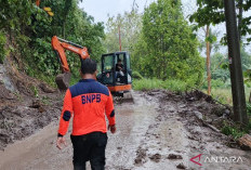 BPBD OKU Selatan Bersihkan Longsor di Jalan Desa Talang Duku