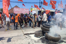 Massa Demo Bakar Ban di Depan Kejari Lubuklinggau, Tuntut Pembebasan Tersangka Narkoba