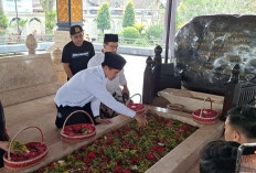 Kaesang Tabur Bunga di Makam Bung Karno, Lanjutkan Ziarah ke Makam Presiden RI