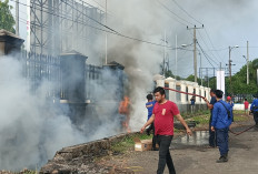 Puluhan Ban Mobil Bekas Terbakar, Api Menjalar ke Pagar Kantor DPRD OKI!