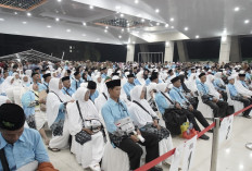 Bupati Lanosin Lepas Pemberangkatan 437 JCH Kloter 1 OKU Timur, Titip Doa Terbaik dan Ingatkan Saling Jaga