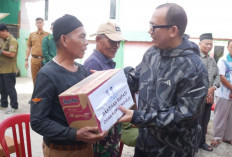 Bupati OKU Tinjau dan Serahkan Bantuan Ke Korban Kebakaran Batukuning