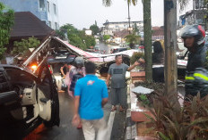 Mencekam! Prabumulih Dilanda Cuaca Ekstrem, Papan Reklame Roboh Timpa Inovva dan Atap Rumah Beterbangan