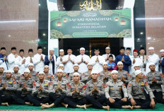 Gubernur Herman Deru dan Wagub Cik Ujang  Sholat Isya dan Tarawih di Masjid As-Sa'adah Mapolda Sumse