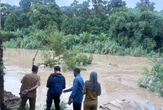 Rumah Sutrisno Sebagian Ambruk Tergerus Sungai Enim