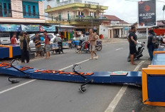 Gapura Kenanga Roboh Terseret Truk, Warga Soroti Kelalaian Sopir dan Kualitas Bangunan