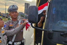 Kibarkan Semangat Nasionalisme Polres Ogan Ilir Bagikan Bendera Merah Putih