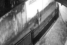 Terekam CCTV, Pencuri Gondol Motor Angkutan Galon dan Kayu Milik Warga Wira Karya
