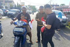 Semarakkan HUT RI ke-80, Kejari Lubuklinggau Bagikan Ribuan Bendera Merah Putih