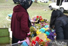 Penjual Bunga Ramaikan Acara Wisuda Unsri Kota Palembang