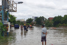 Hujan Lebat Tiga Jam Rendam Jalan dan Permukiman Palembang, Lalu Lintas Lumpuh