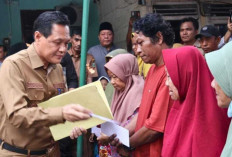 H Edison Serahkan Sejumlah Bantuan  Korban Kebakaran