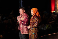 Herman Deru Tampil Memukau di Swarna Songket Nusantara 2025 dengan Songket Bunga Cina