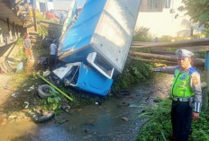 Hindari Kendaraan yang Menyalip : Truk Boks Jungkir Balik di Km 68 Jalintim Palembang-Betung !