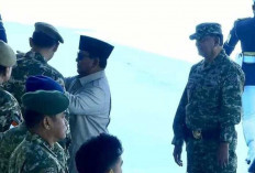 Presiden Prabowo Rapikan Baret Muhaimin