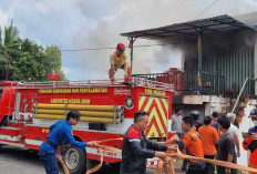 Ditinggal Pergi Kondangan, Dua Rumah Terbakar : 1 Petugas Damkar Terluka !