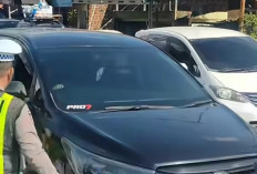 Nekat Serobot Antrean di Perlintasan KA, Polisi Paksa Mundur Mobil Pemudik