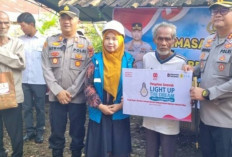 Polres OKU Lakukan Pemasangan Listrik Gratis di Kecamatan Baturaja Timur