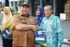 Sekda Serahkan SK Pensiunan Pegawai dan Bantuan Purna Bakti Korpri