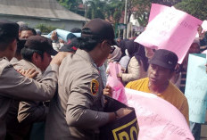 Ratusan Massa Terlibat Bentrok dengan Aparat, Kantor KPUD Lubuklinggau Nyaris Dibakar Demonstran